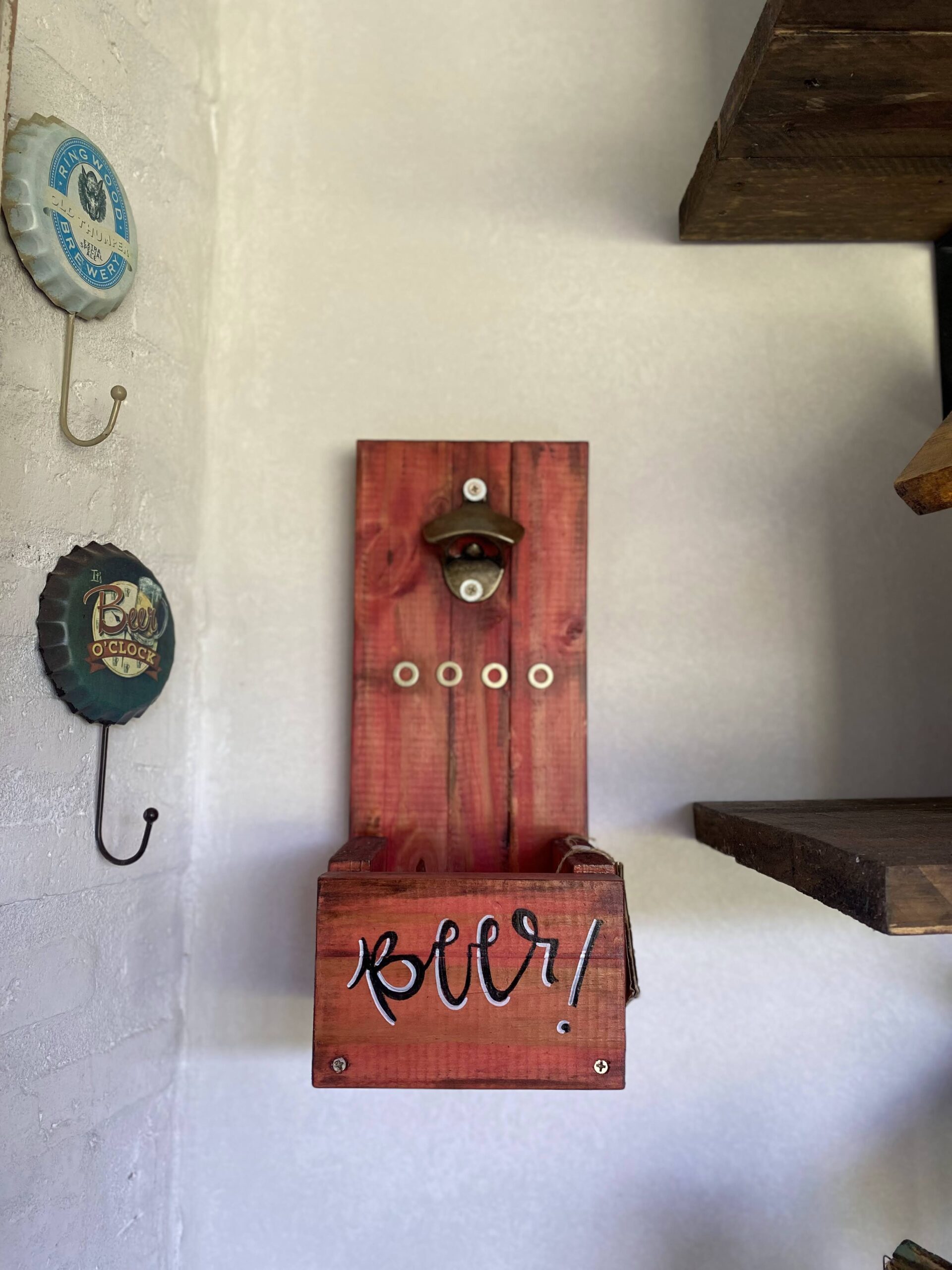 Abridor de botellas con colector de tapas.